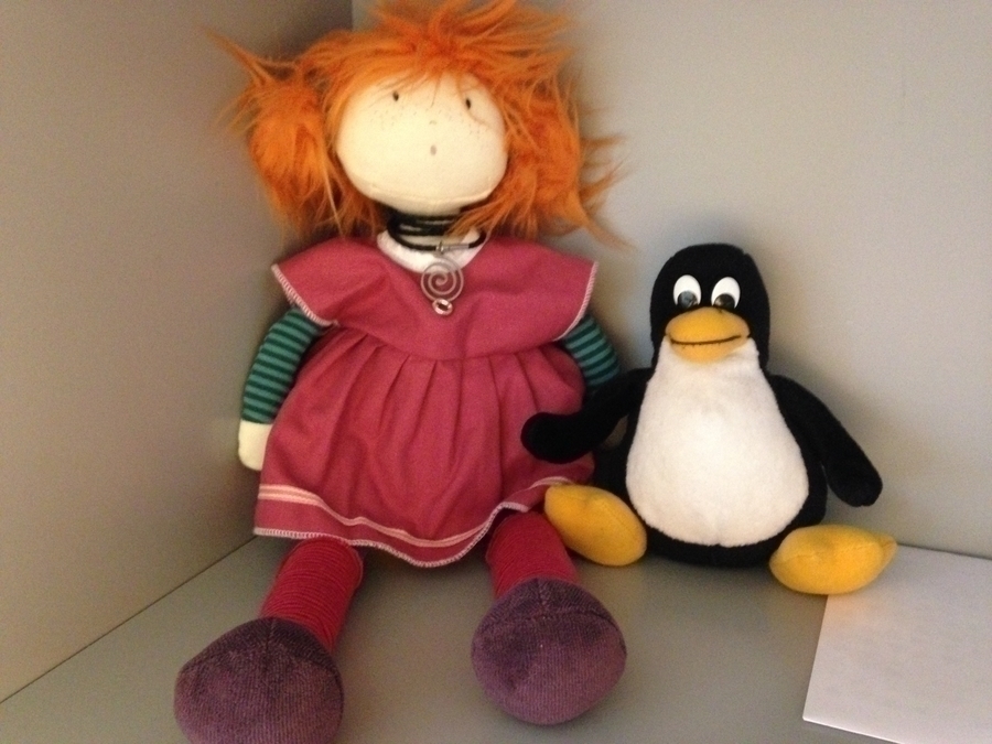 Eumalia med sin nya vän pingvinen Roffe